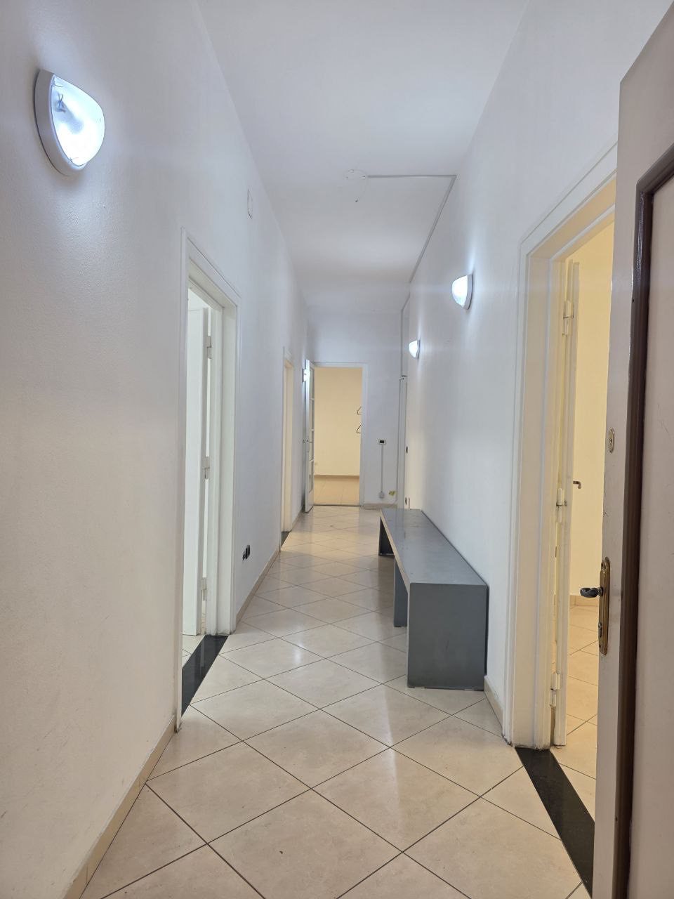 Ambient per zyra me qera, te Stadiumi Dinamo, Tirane.