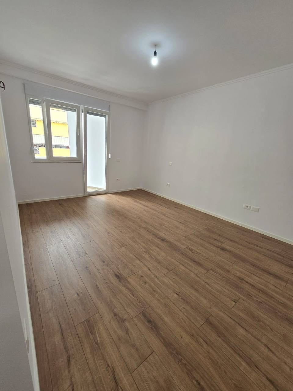 Apartament 2+1 per shitje, te Rruga e Kavajes, Tirane.