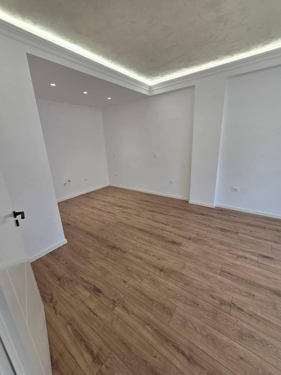 Apartament 2+1 per shitje, te Rruga e Kavajes, Tirane.