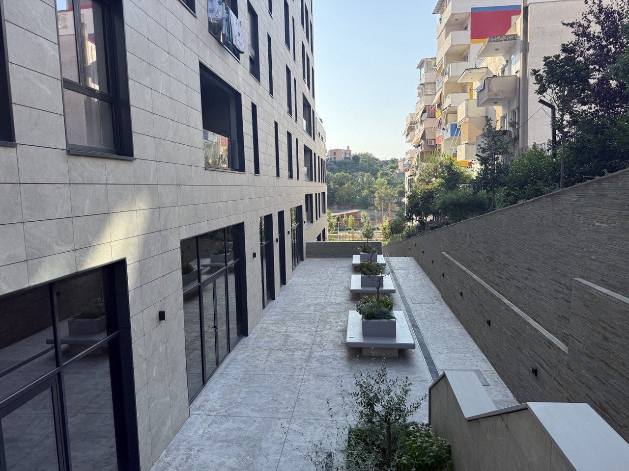 Ambient 610 m2 per shitje, prane Kopshtit Zoologjik, Tirane.