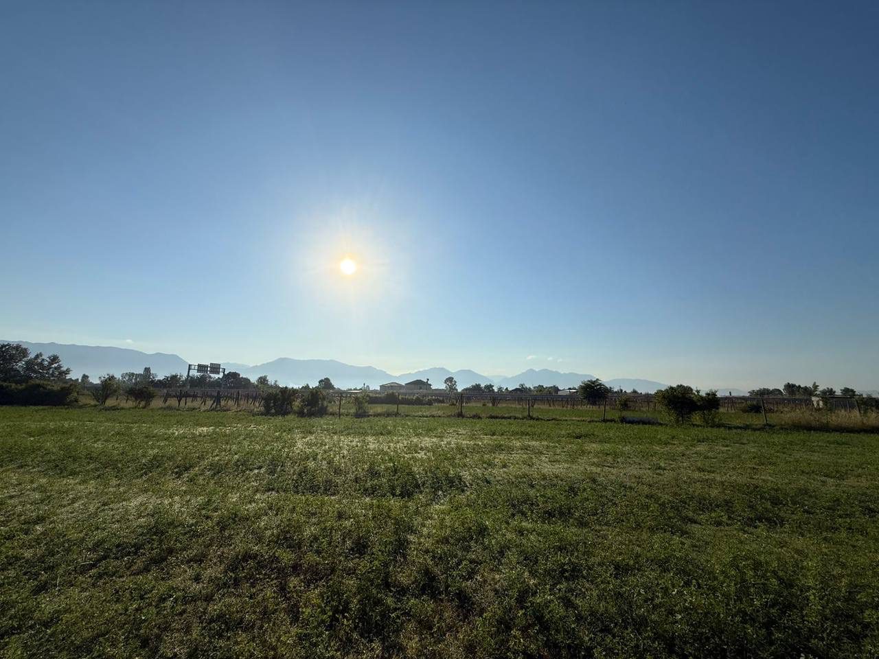 Toke per shitje, prane aeroportit Nene Tereza, Tirane.