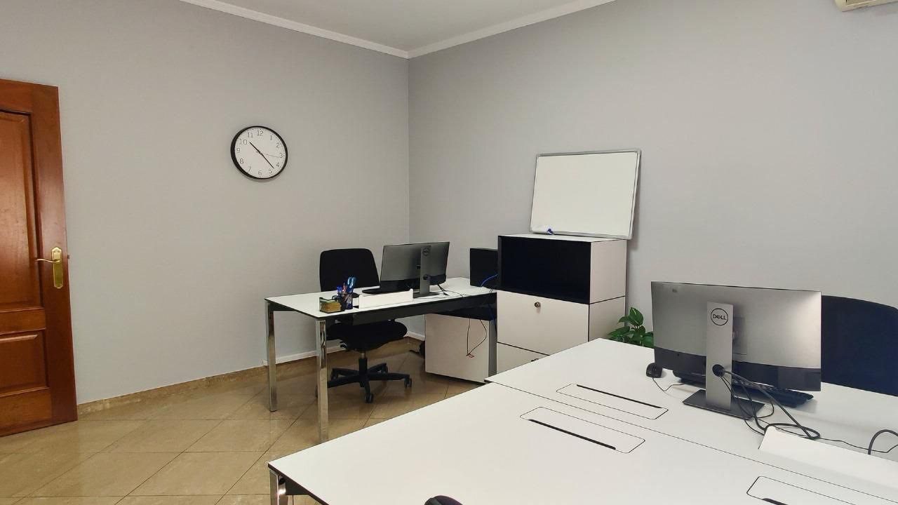 Ambient me qera, prane Coinit, Tirane.