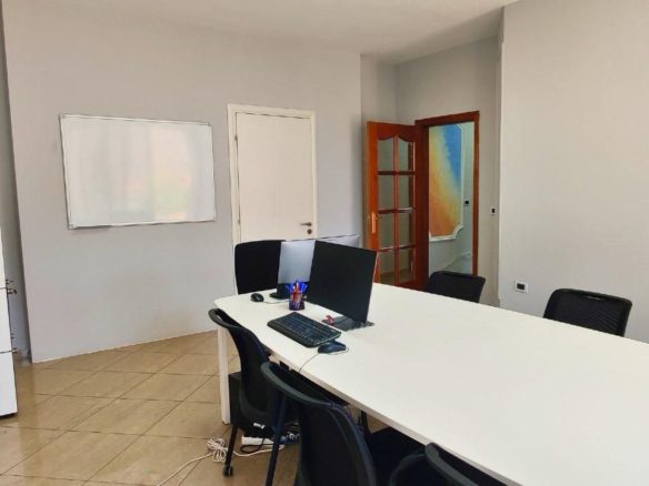 Ambient me qera, prane Coinit, Tirane.