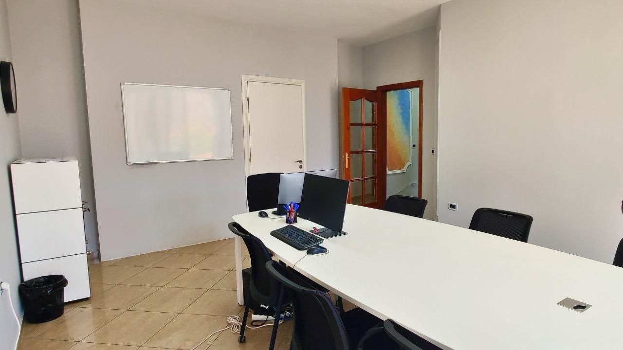Ambient me qera, prane Coinit, Tirane.