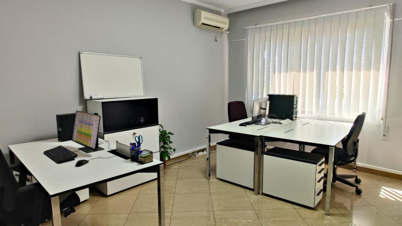 Ambient me qera, prane Coinit, Tirane.