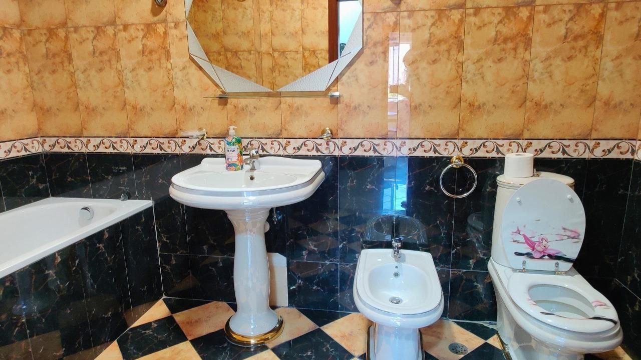 Ambient me qera, prane Coinit, Tirane.