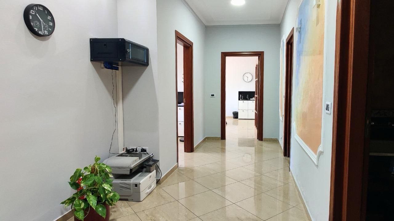 Ambient me qera, prane Coinit, Tirane.