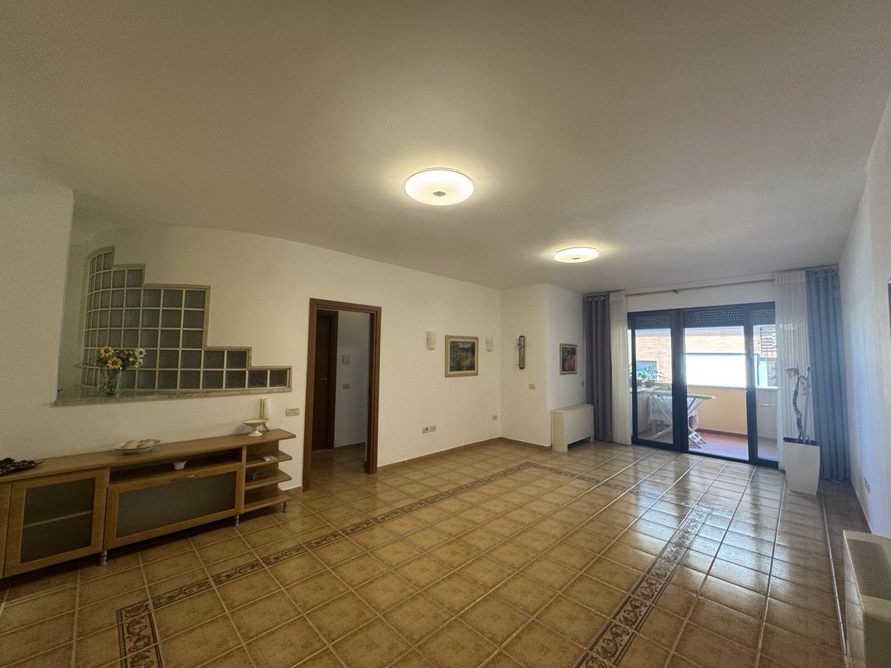 Ambient biznesi per qera, ne Bllok, Tirane.