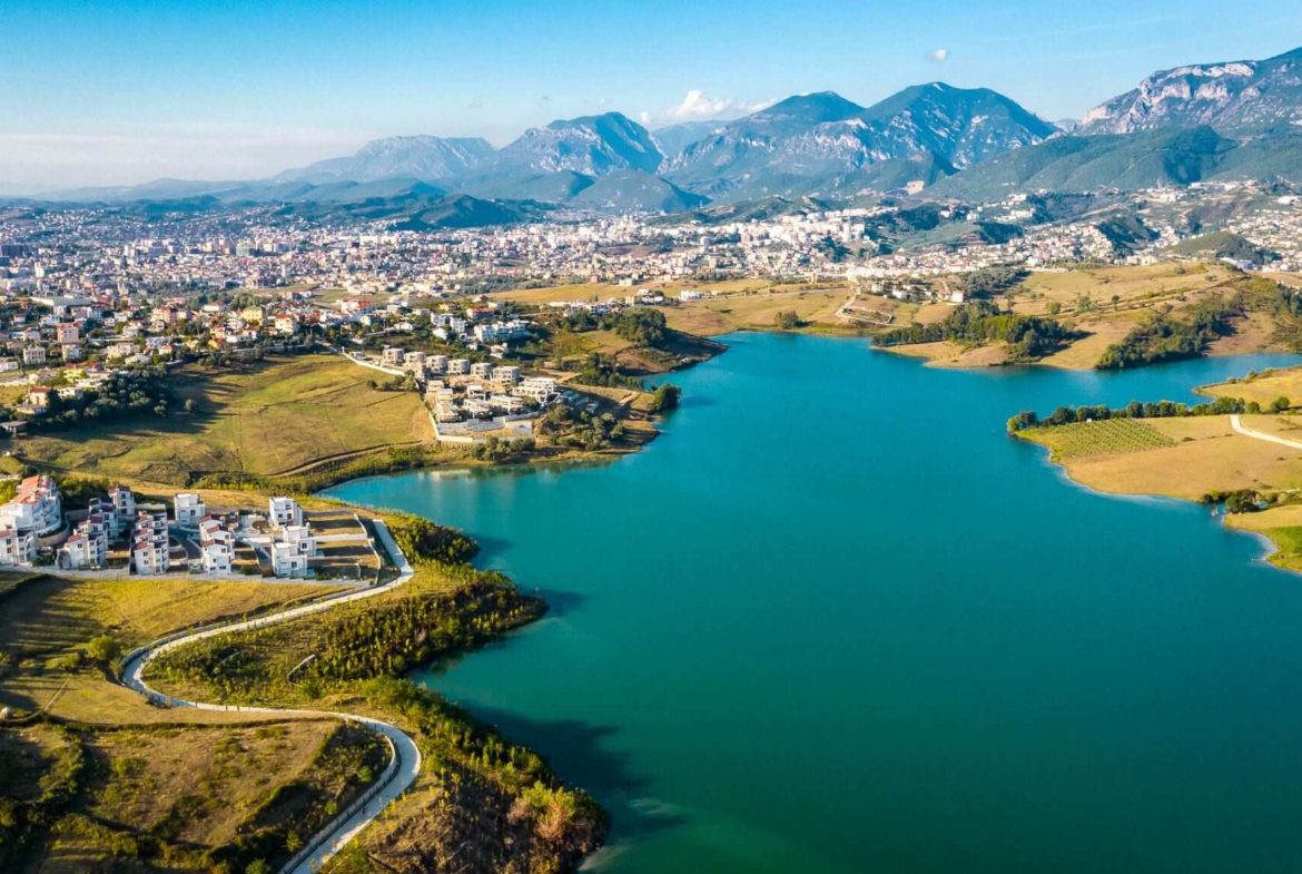 Vile per qera, prane Liqenit te Farkes, Tirane.