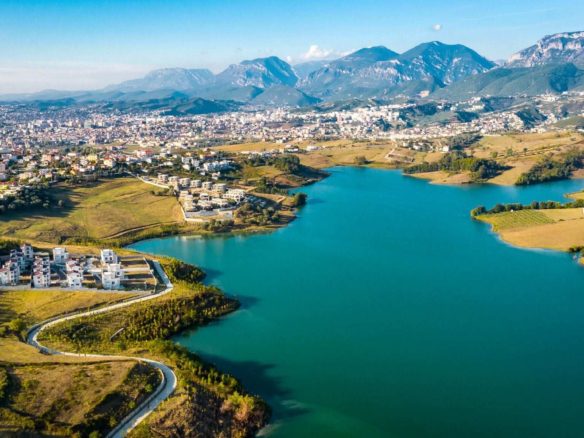 Vile per qera, prane Liqenit te Farkes, Tirane.