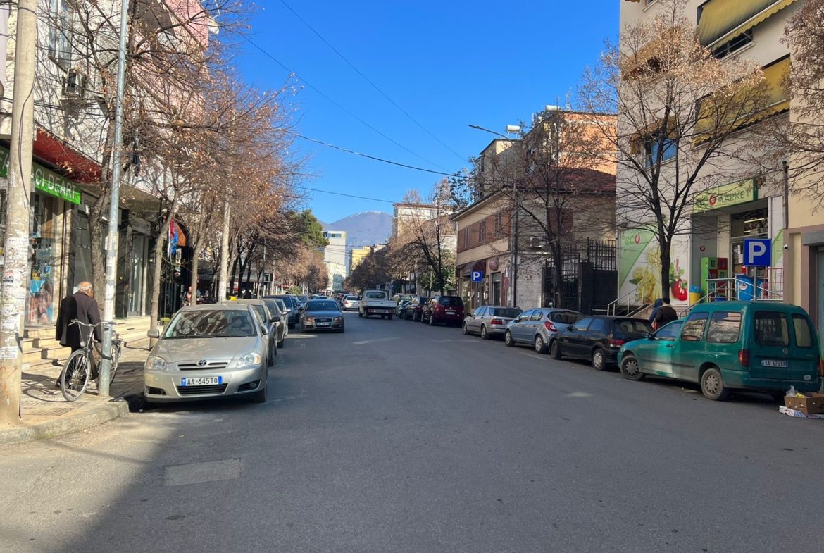 Mundesi investimi, dyqan per shitje, Tirane.
