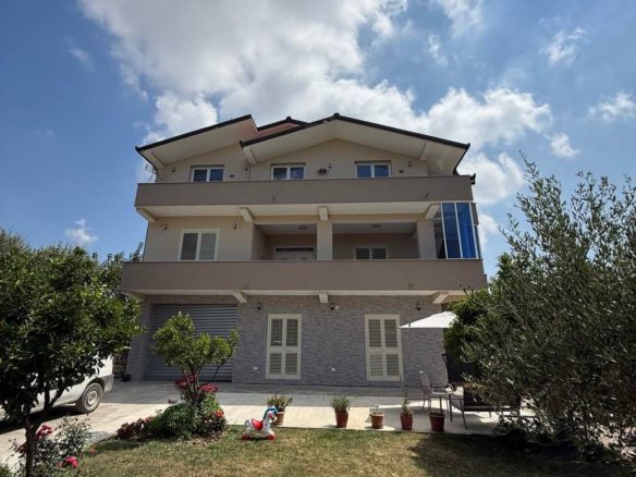 Vile 3-kate per shitje, ne Sallmone, Durres.
