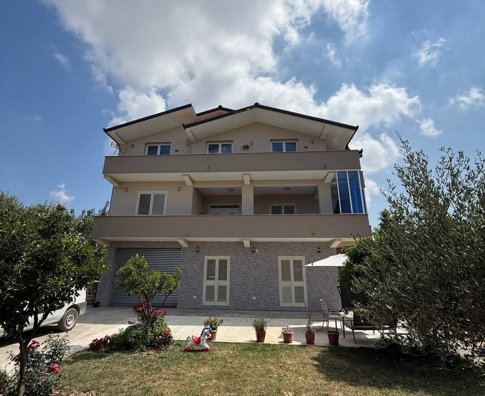 Vile 3-kate per shitje, ne Sallmone, Durres.