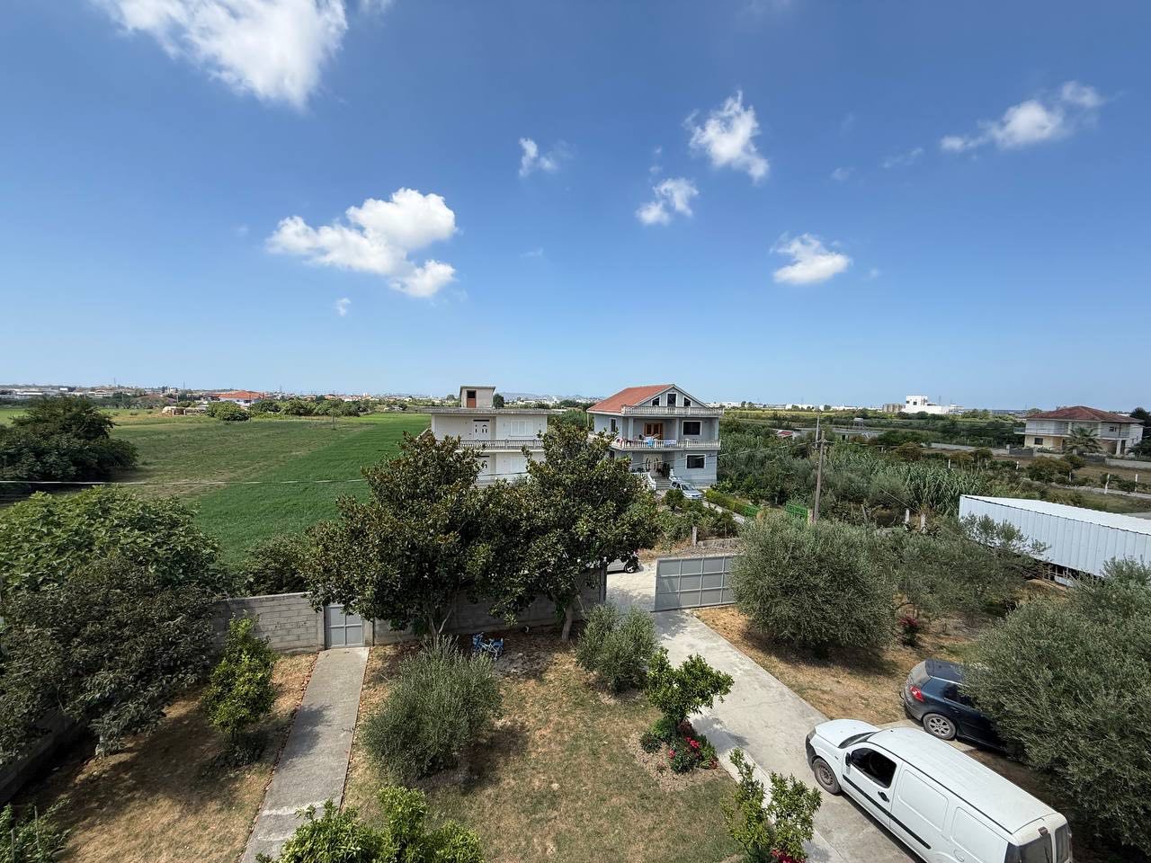 Vile 3-kate per shitje, ne Sallmone, Durres.