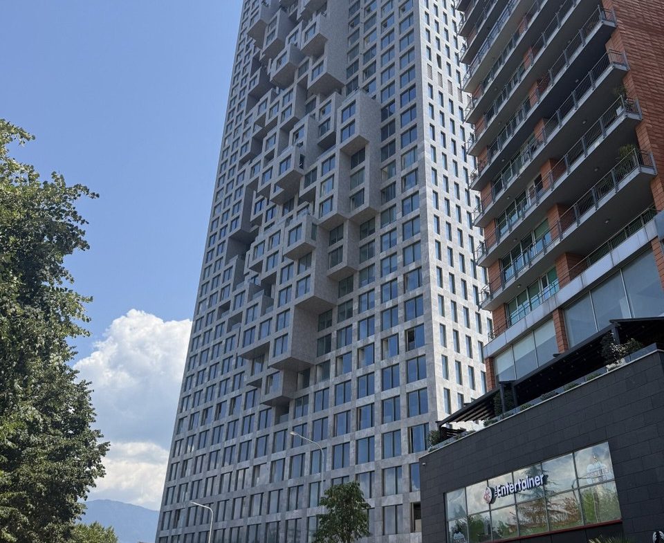 Zyre per shitje ose qera, te Downtown One, Tirane.