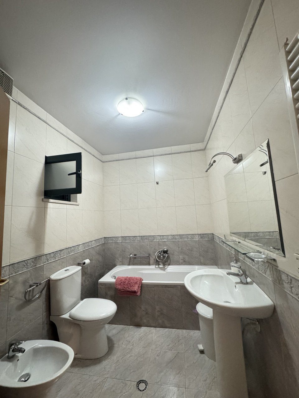 Apartament 1+1 per qera, ne Bllok, Tirane.