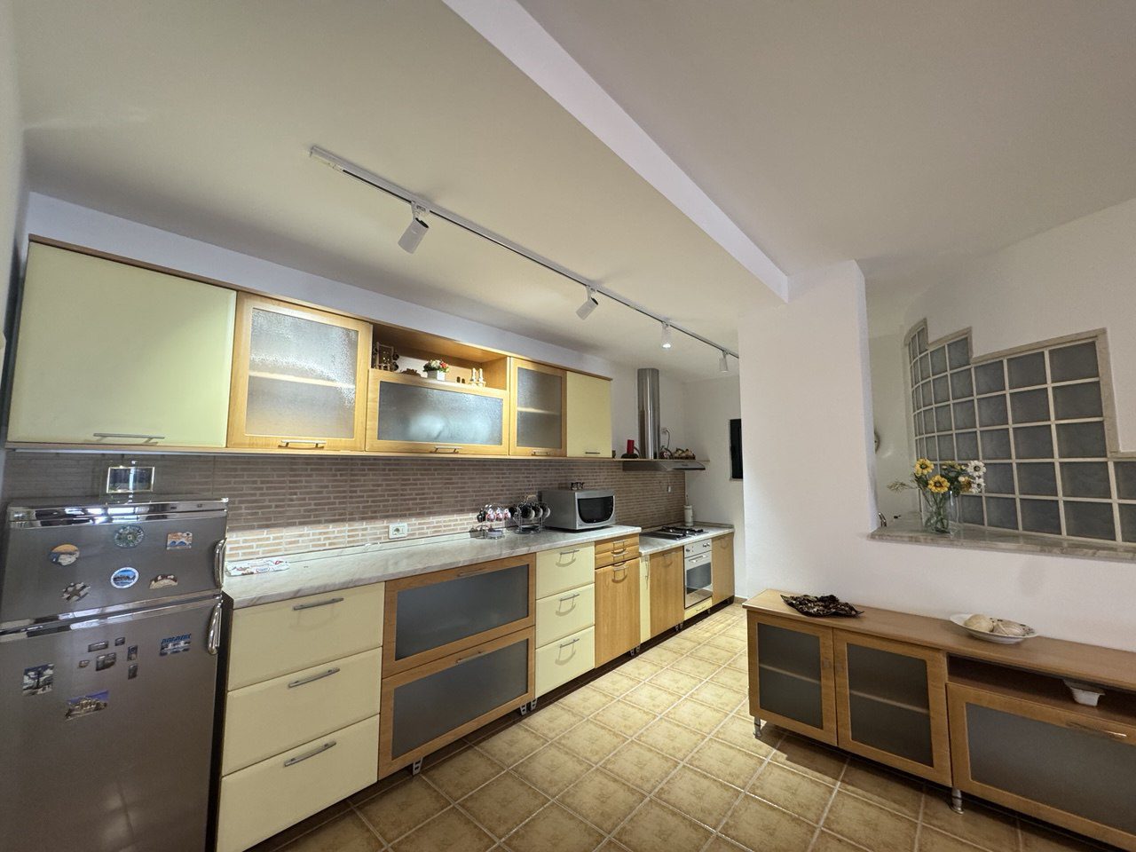 Apartament 1+1 per qera, ne Bllok, Tirane.