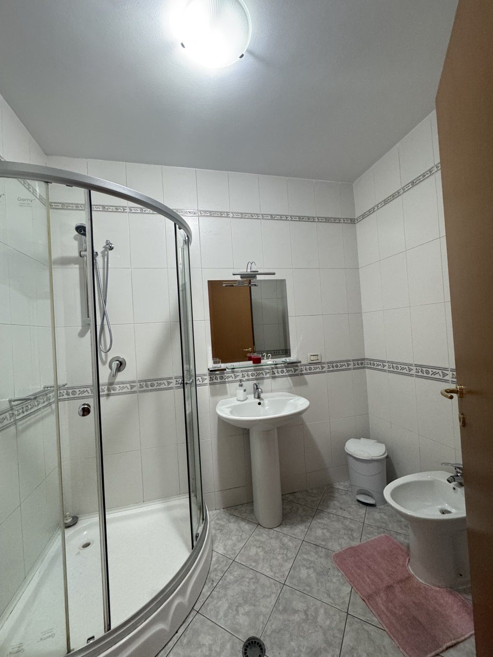 Apartament 1+1 per qera, ne Bllok, Tirane.