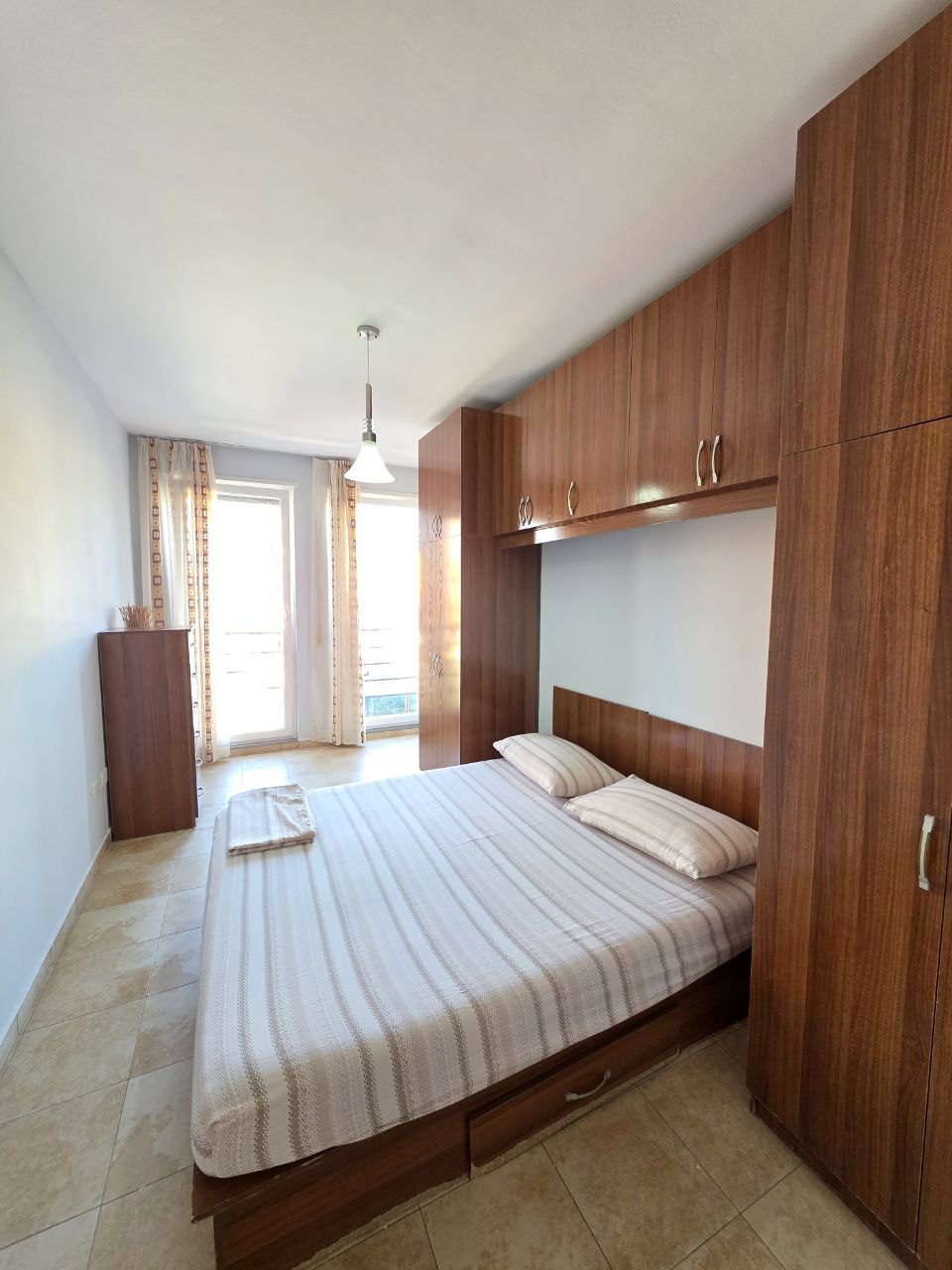 Apartament 1+1 me qera, te rruga Hoxha Tahsim, Tirane.