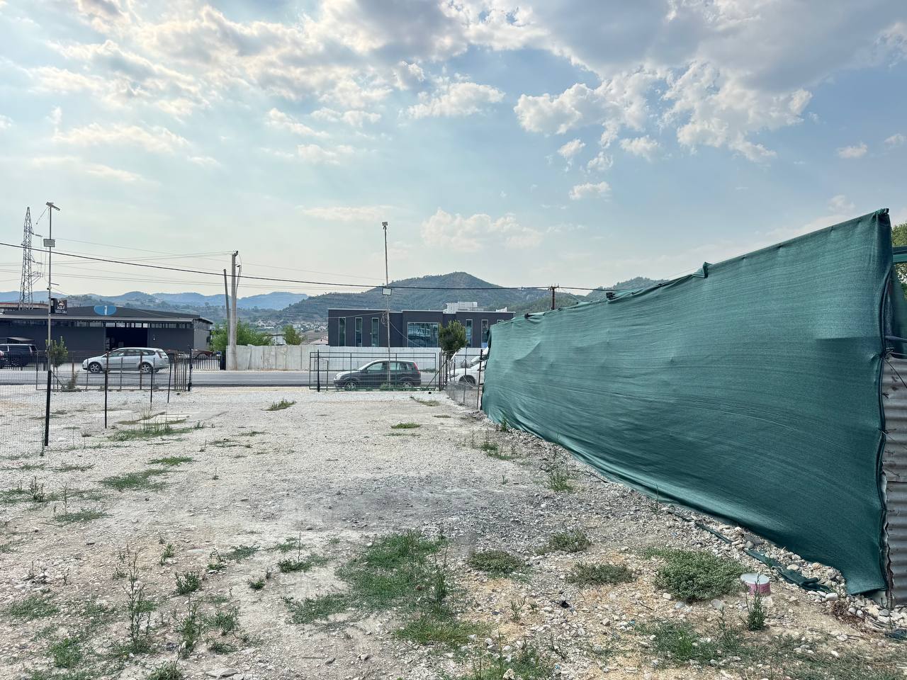 Kapanon per qera, buze rruges kryesore ne Aksin Tirane-Ndroq.