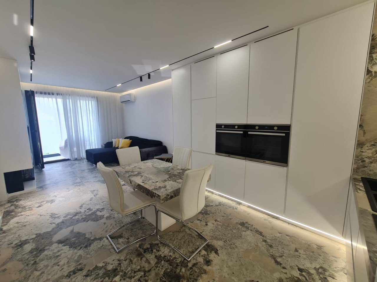 Apartament 1+1 luksoz per qera, te Liqeni Thate, Tirane.