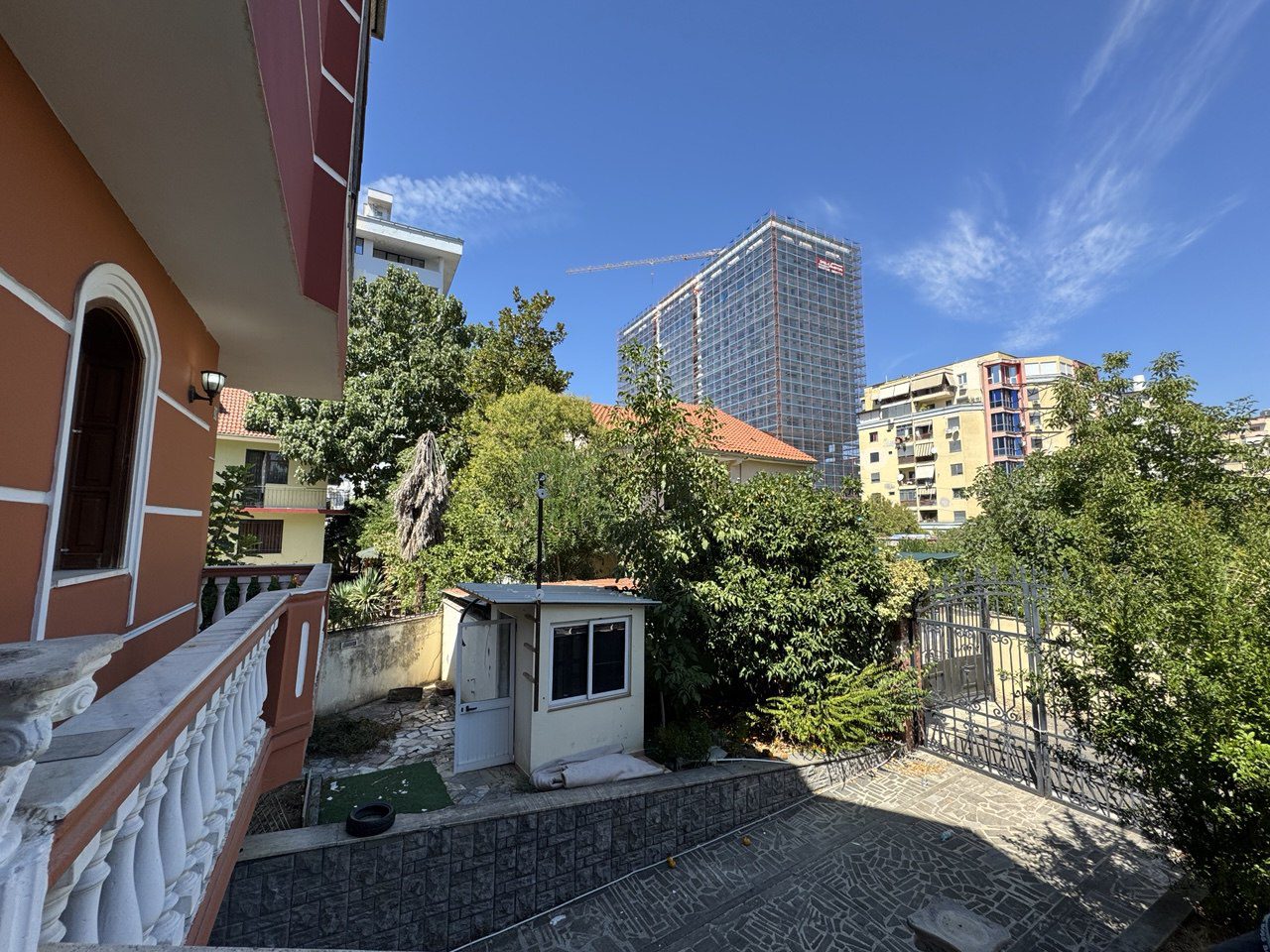 Vile 3-kateshe per qera, prane kompleksit Dinamo, Tirane.