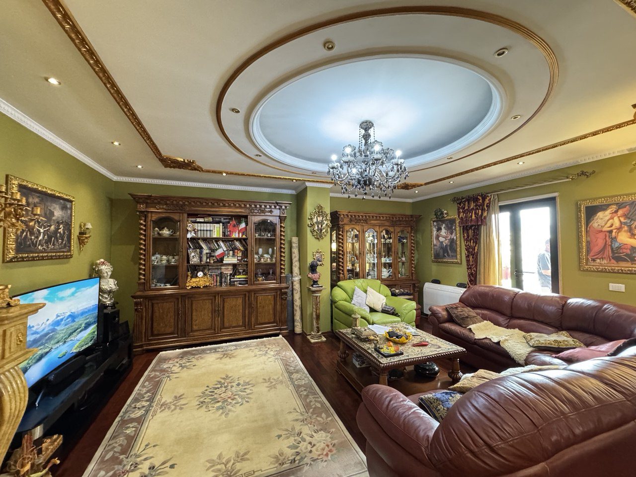 Apartament 3+1 per qera, te Galeria, Tirane.