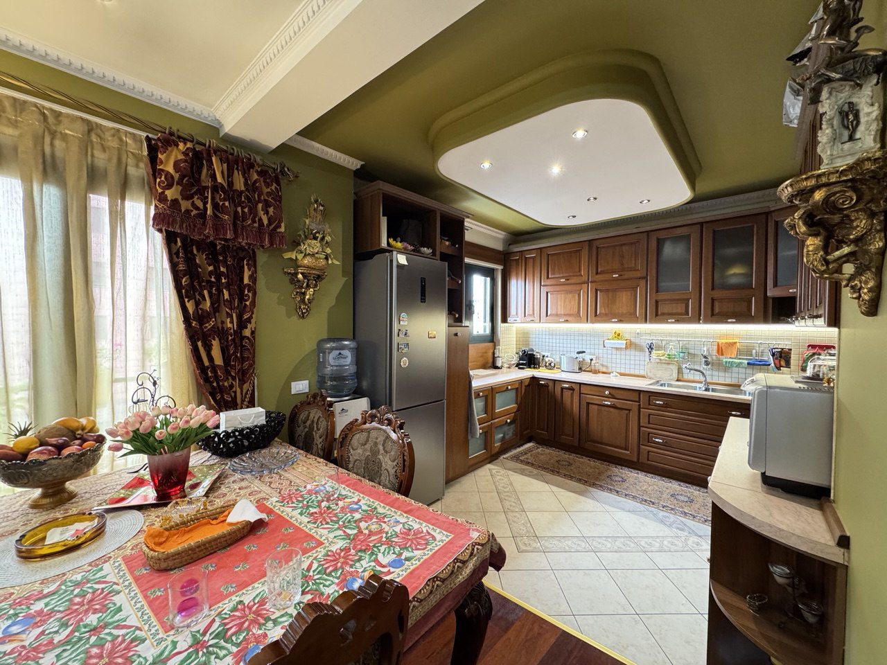 Apartament 3+1 per qera, te Galeria, Tirane.