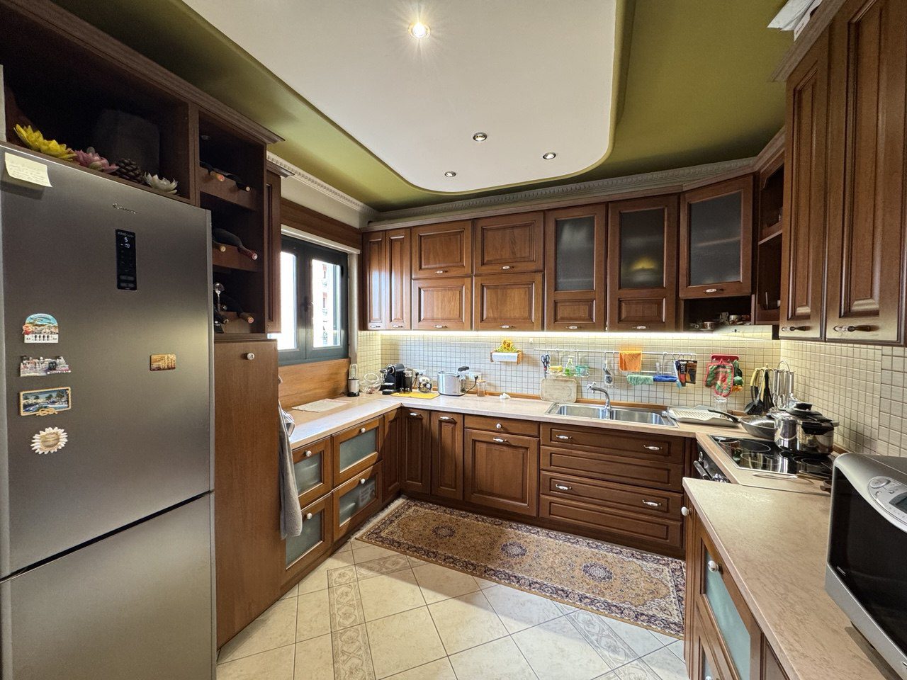 Apartament 3+1 per qera, te Galeria, Tirane.