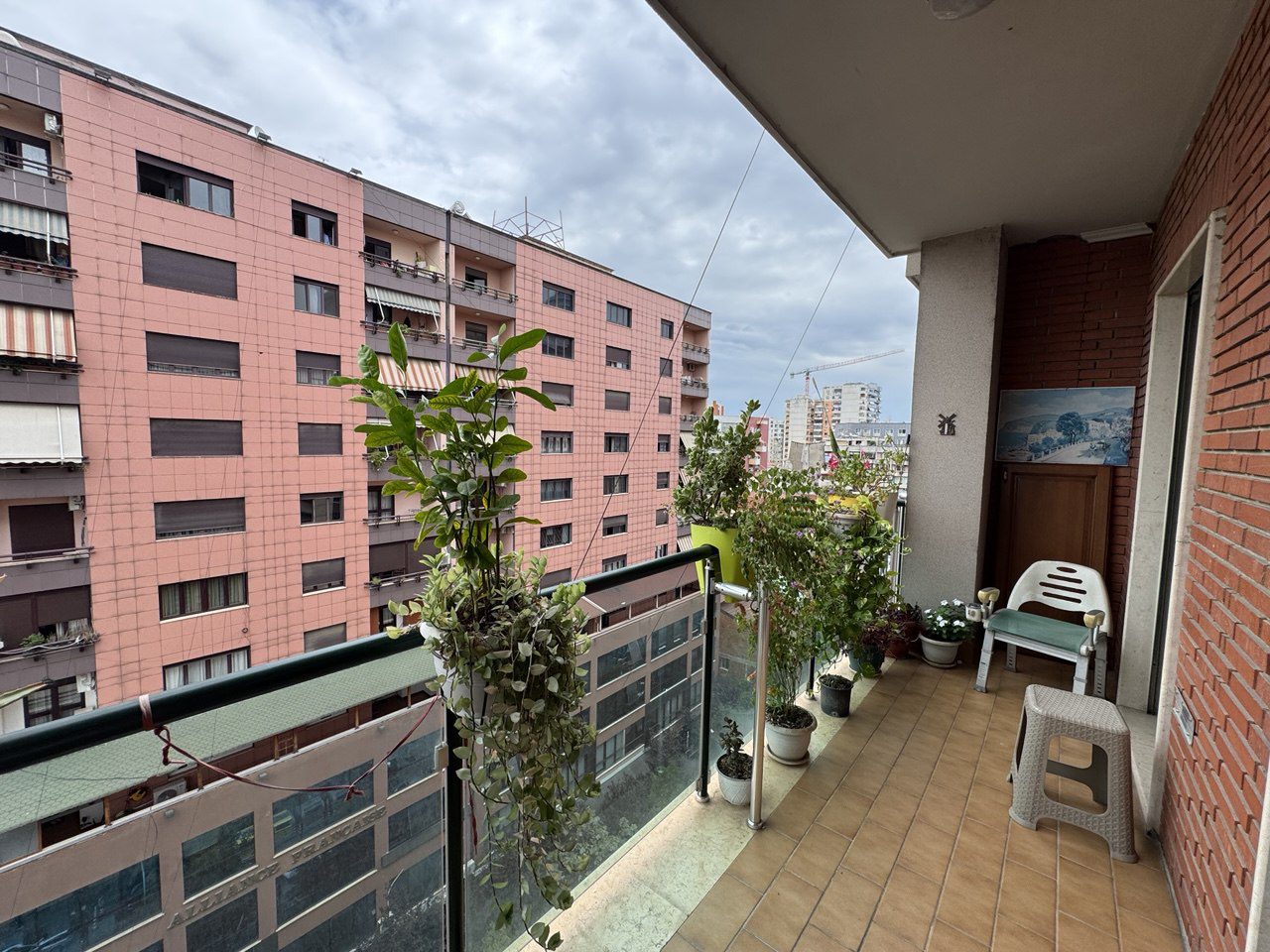 Apartament 3+1 per qera, te Galeria, Tirane.