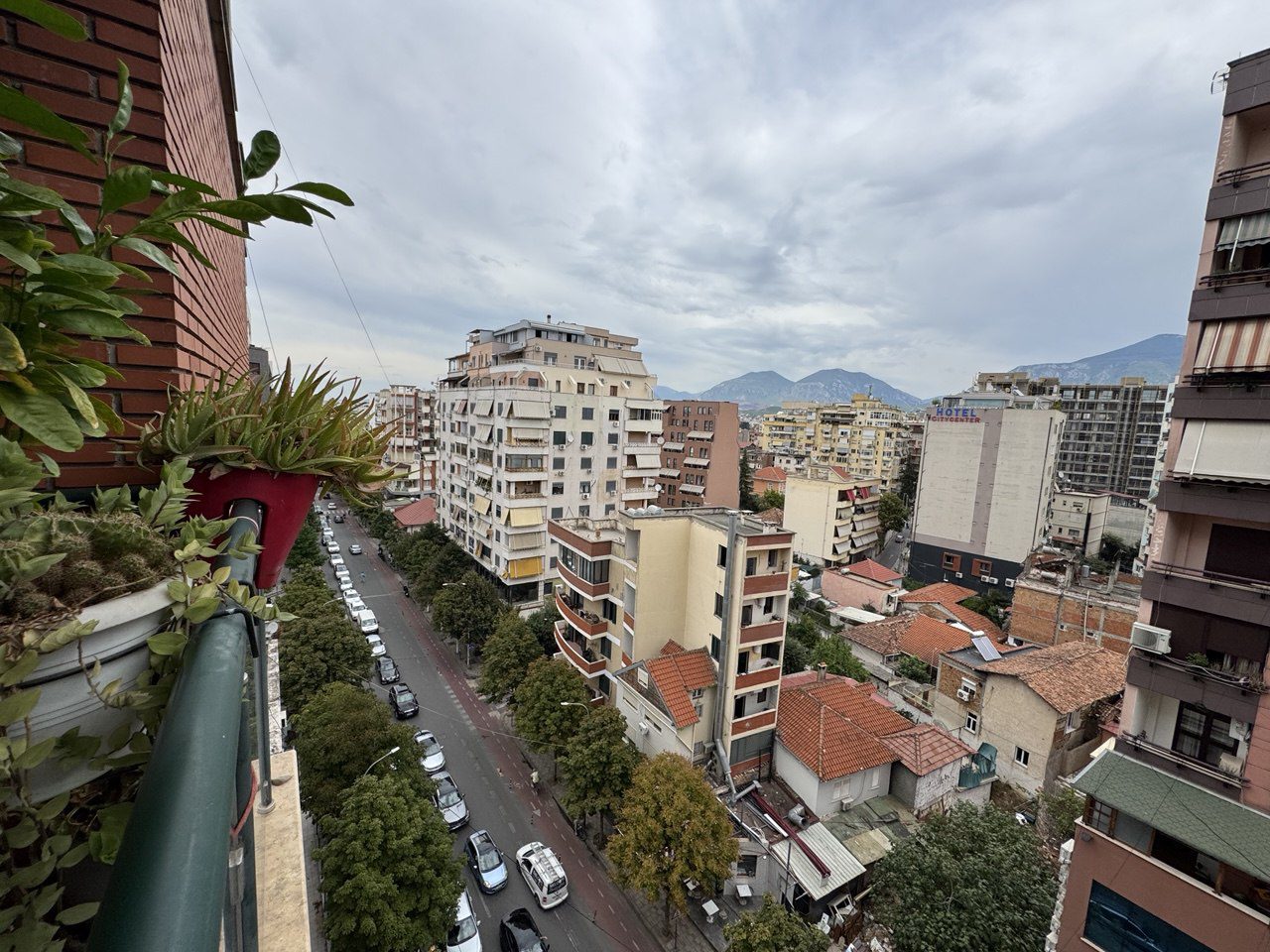 Apartament 3+1 per qera, te Galeria, Tirane.
