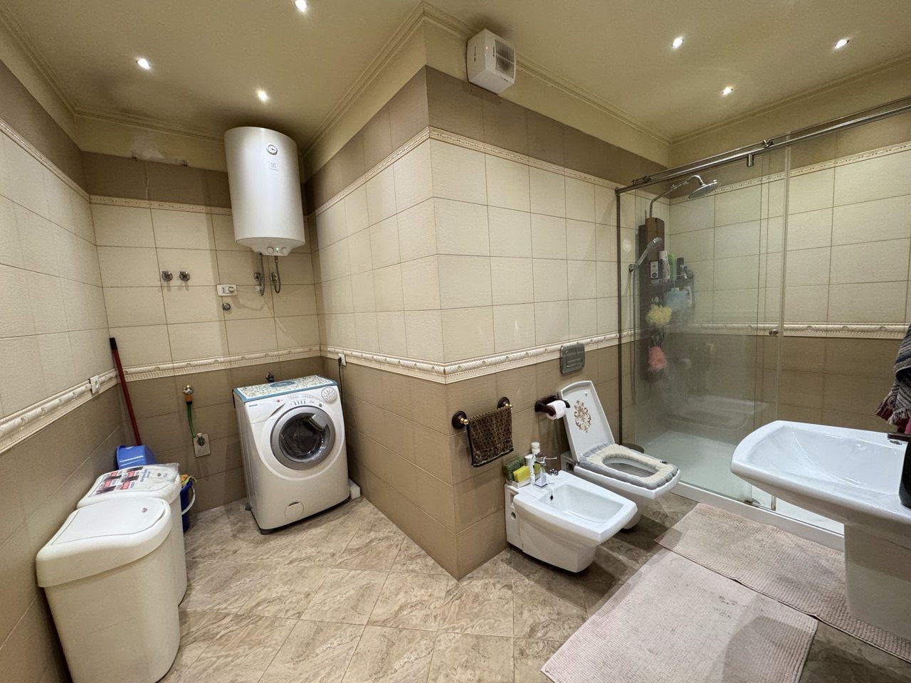 Apartament 3+1 per qera, te Galeria, Tirane.
