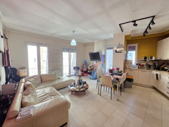Apartament 2+1 per shitje, prane 21 Dhjetori, Tirane.