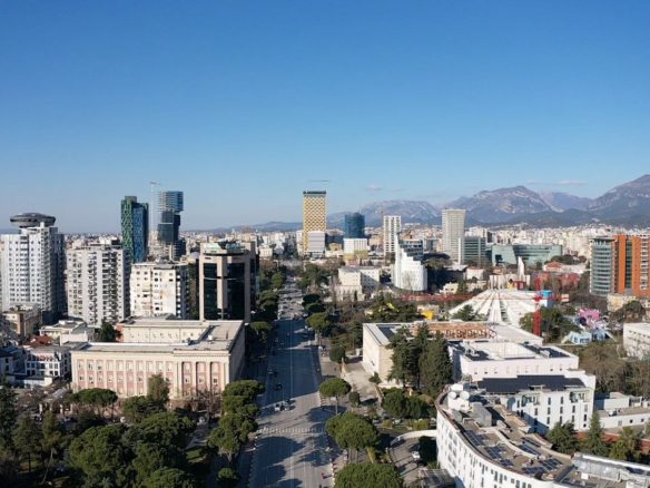 Godine biznesi elitare per qera, prane Bulevardit Deshmoret e Kombit, Tirane.