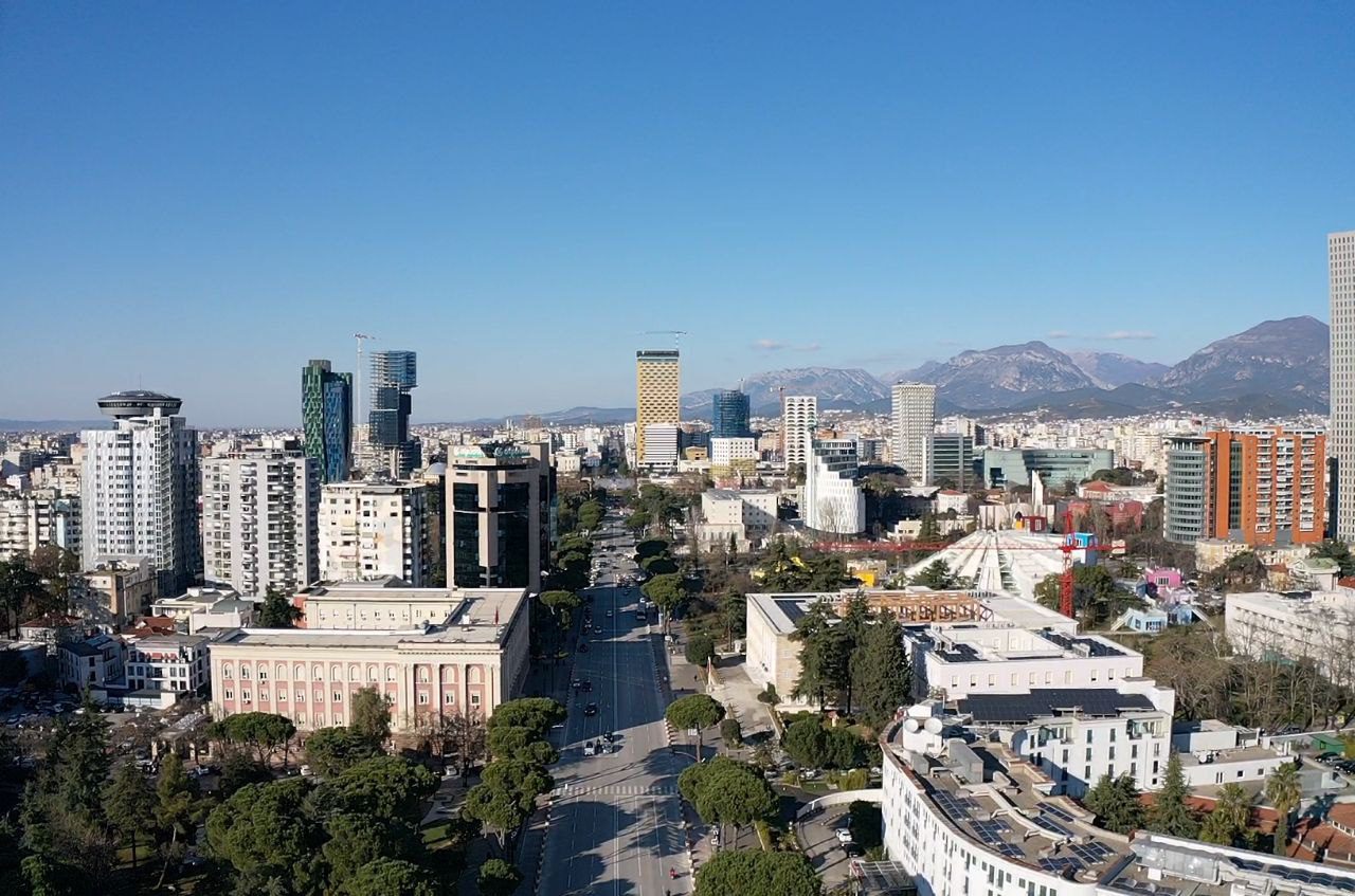 Godine biznesi elitare per qera, prane Bulevardit Deshmoret e Kombit, Tirane.
