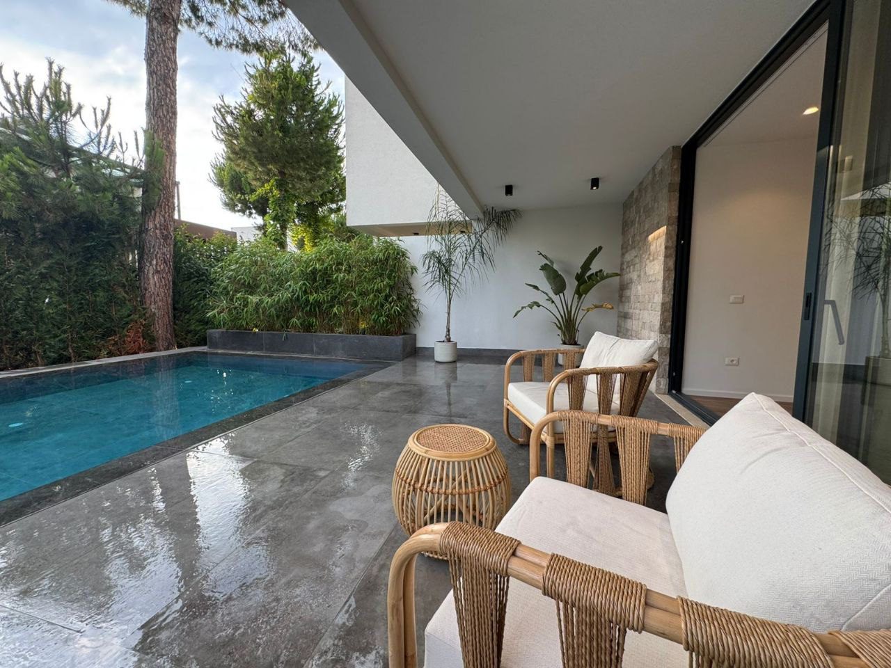 Vile dyshe me pishine per shitje, ne San Pietro Residence, Gjiri Lalezit, Durres.