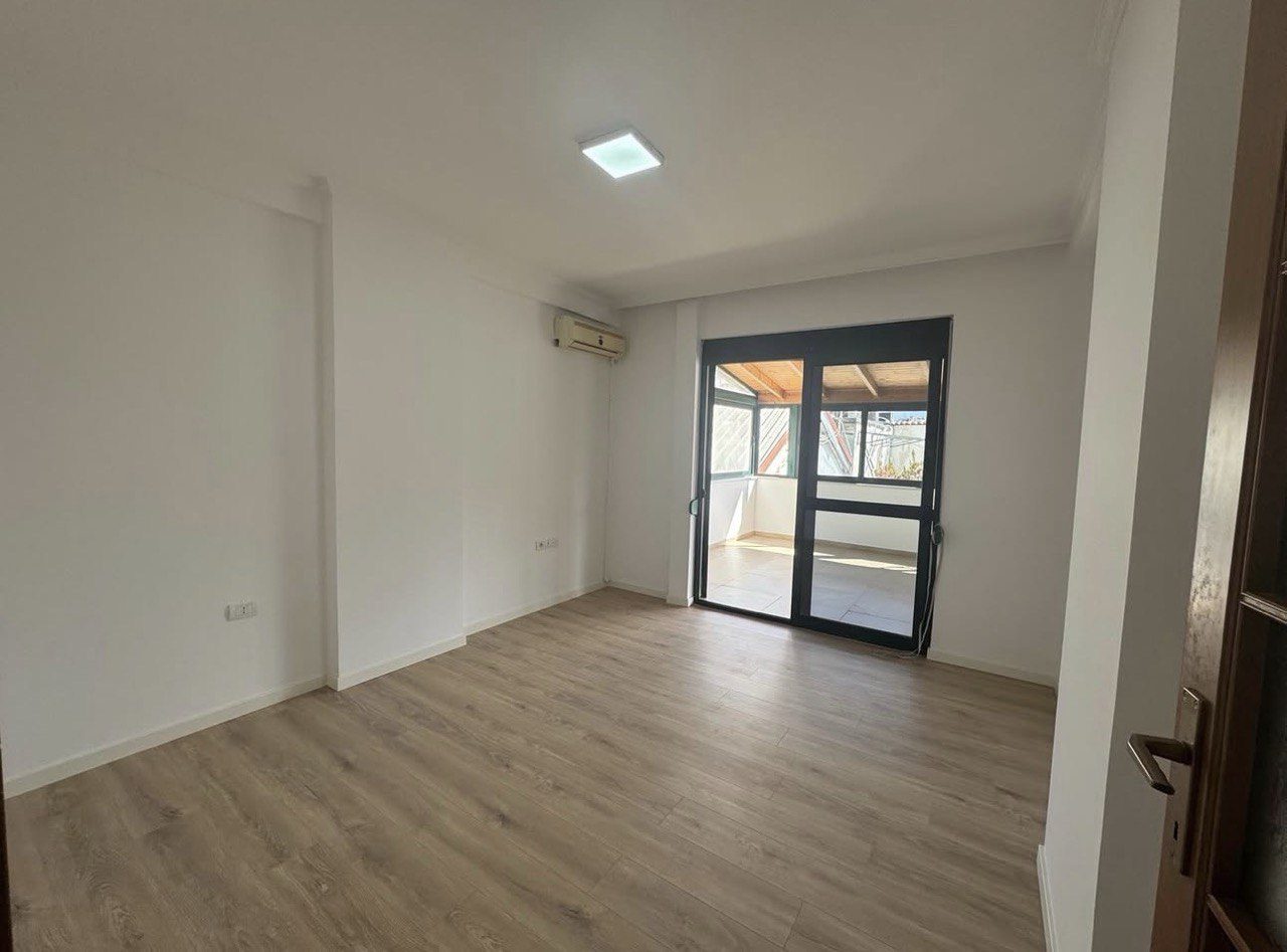 Ambient biznesi per qera, prane LSI-se, Bllok, Tirane.