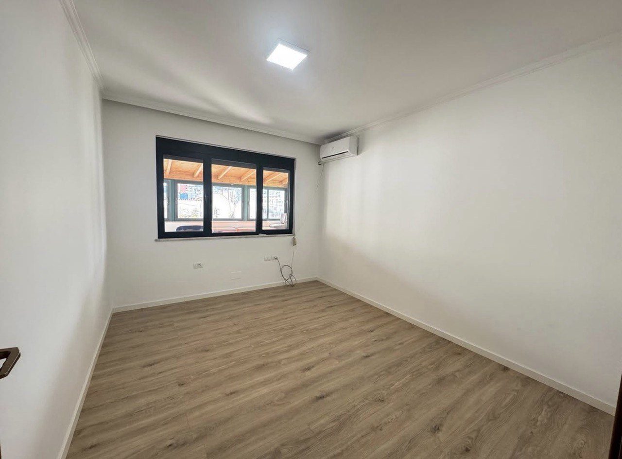 Ambient biznesi per qera, prane LSI-se, Bllok, Tirane.