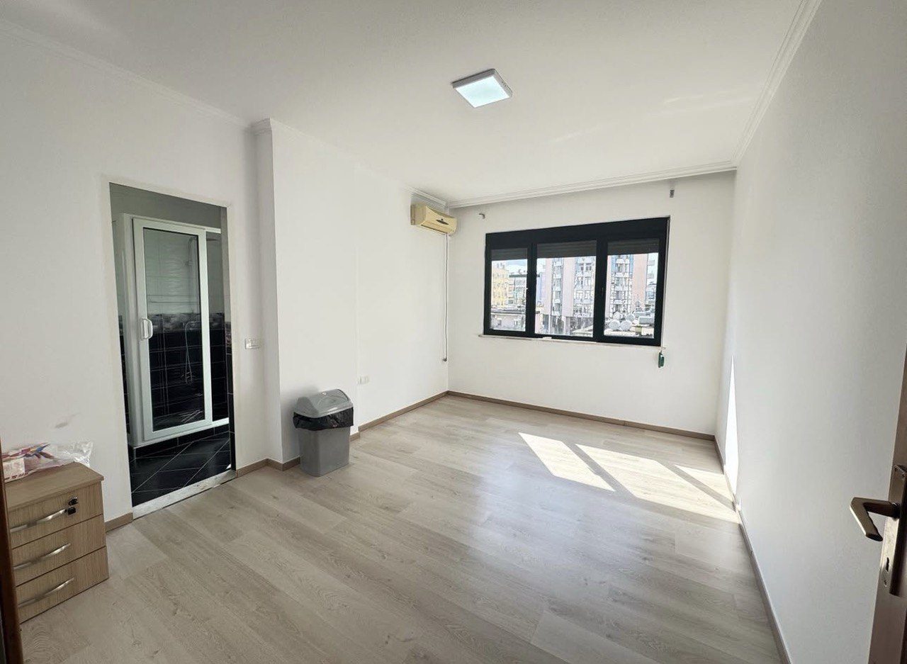 Ambient biznesi per qera, prane LSI-se, Bllok, Tirane.