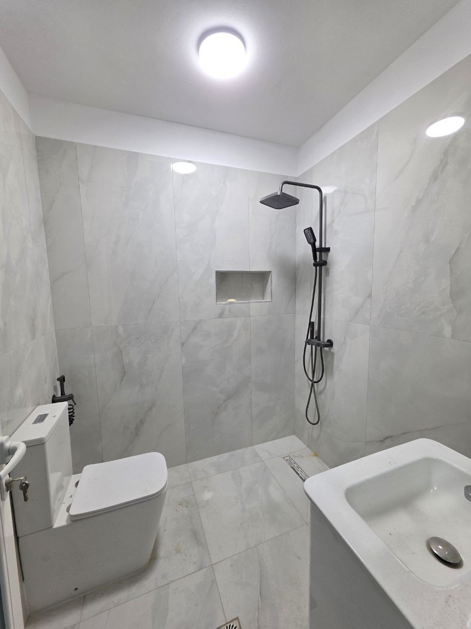 Jepen 3 njesi te ndara per biznes, prane Qendres, Tirane.