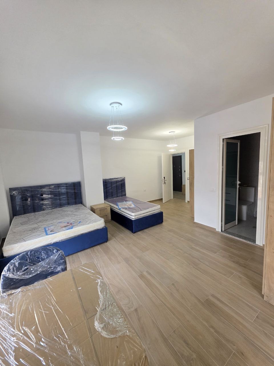 Jepen 3 njesi te ndara per biznes, prane Qendres, Tirane.