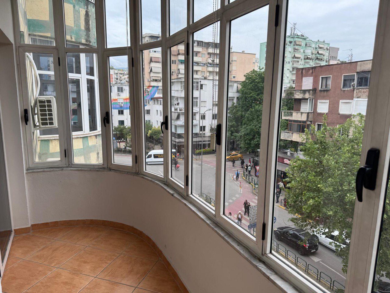 Ambient per zyre me qera, te Sheshi Willson”, Tirane.