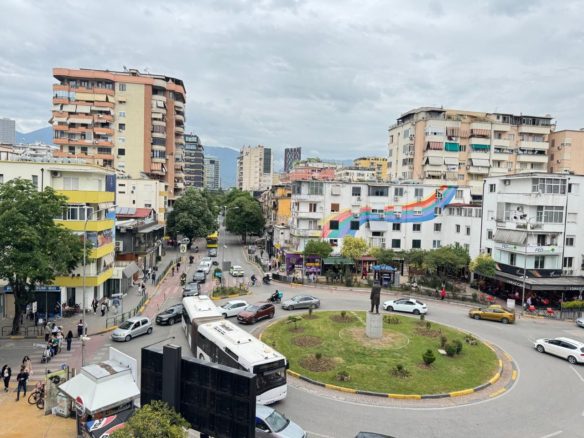 Ambient per zyre me qera, te Sheshi Willson”, Tirane.