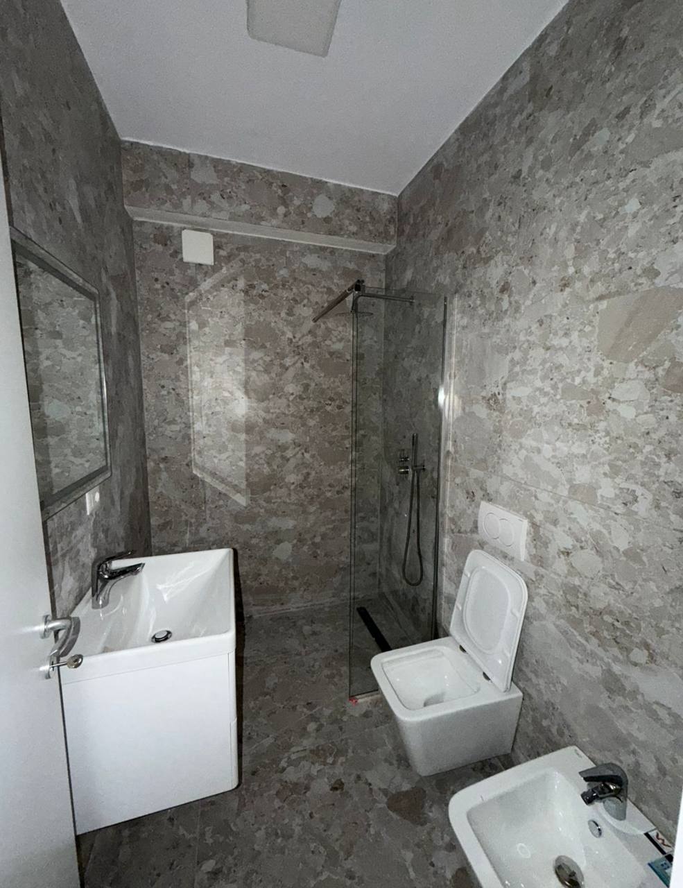 Apartament 1+1 me verande per shitje, Shkembi Kavajes, Durres.