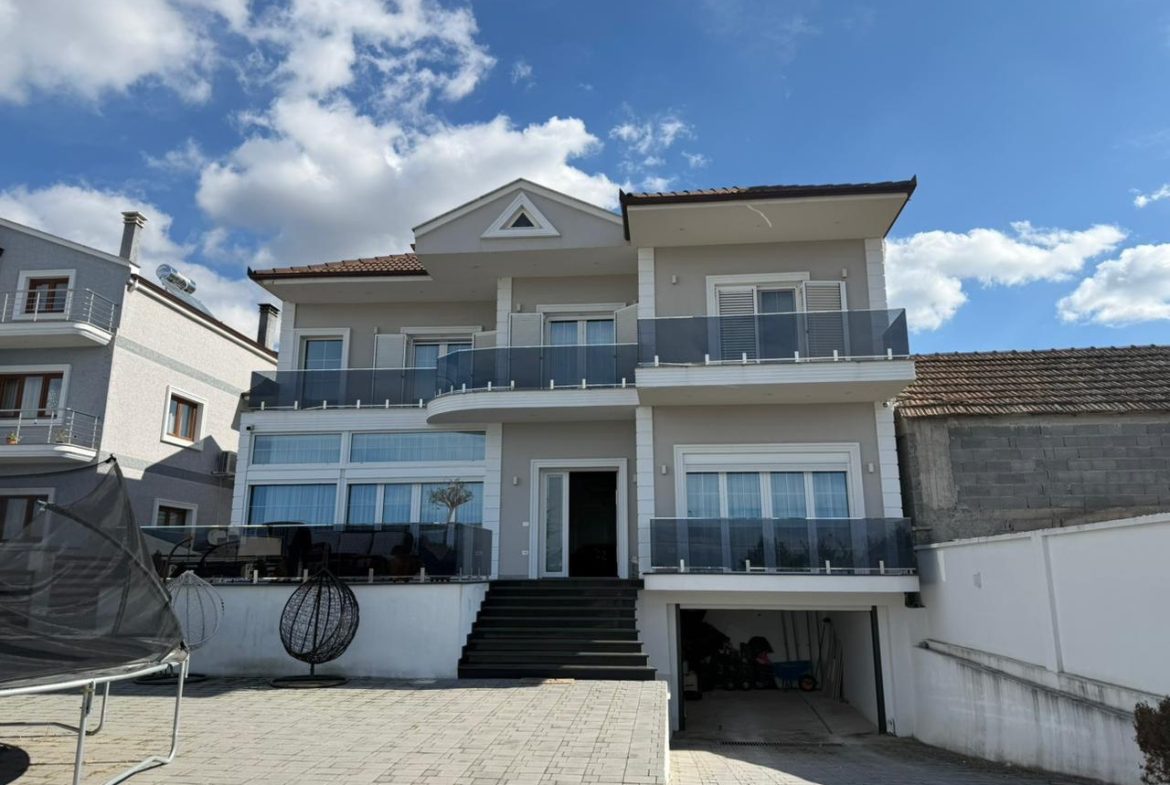 Shtepi private per shitje, prane Bulevardit Rilindasit, Korce.