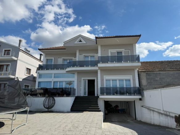 Shtepi private per shitje, prane Bulevardit Rilindasit, Korce.