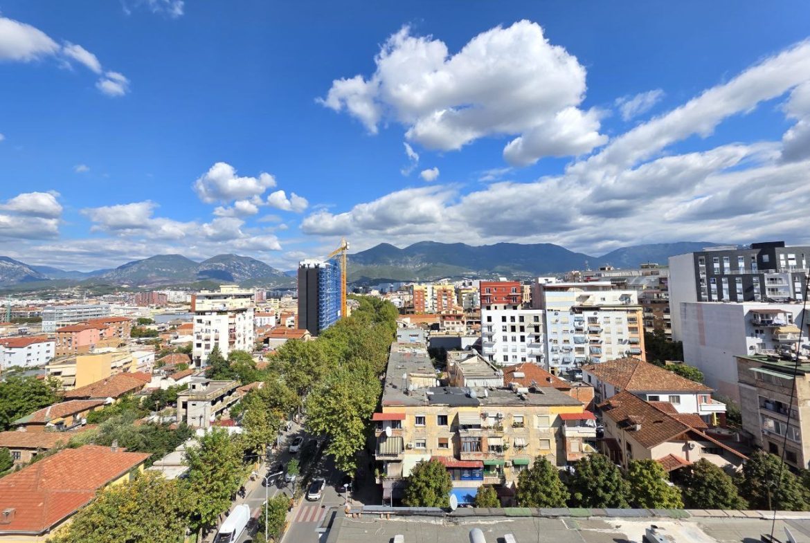 Ambient per qera, te Bulevardi Zogu i Pare, Tirane.