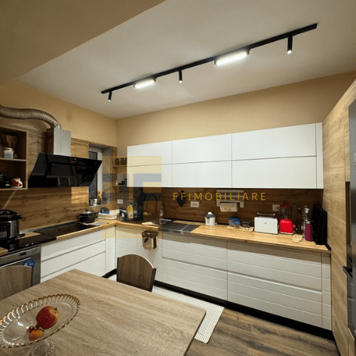 Apartament 3+1 për shitje, te Komuna Parisit, Tiranë.