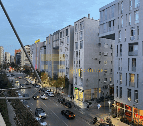Apartament 3+1 për shitje, te Komuna Parisit, Tiranë.
