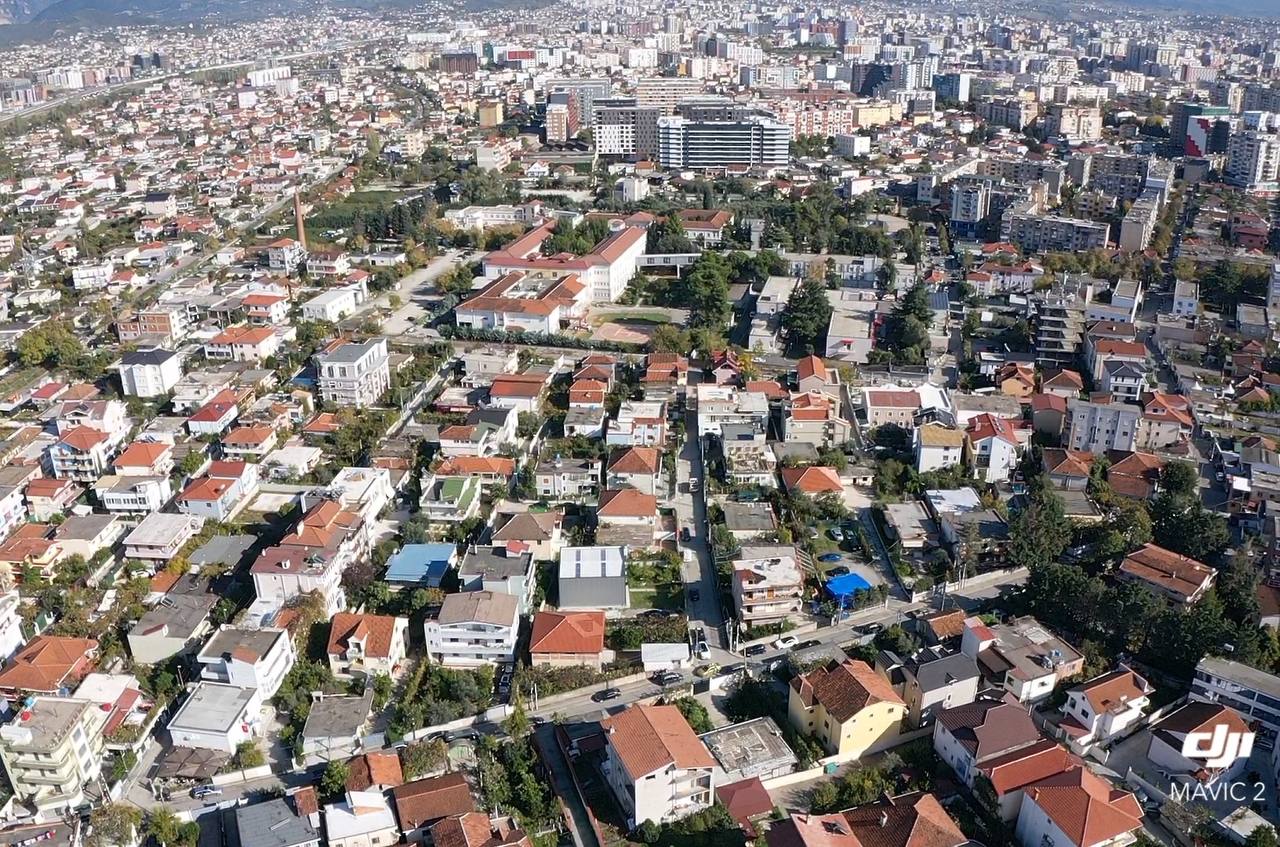 Shtepi private per shitje, ne zonen e Laprakes, prane Spitalit Ushtarak, Tirane.